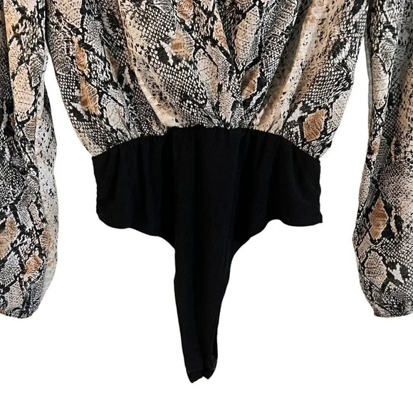 Windsor Snakeskin Bodysuit Size Large Draped V Neck Long Sleeves Neutral Colors - Picture 5 of 6